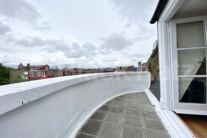 split level property with 2 bathrooms, terrace and large study/guest room Chapel Market, Angel